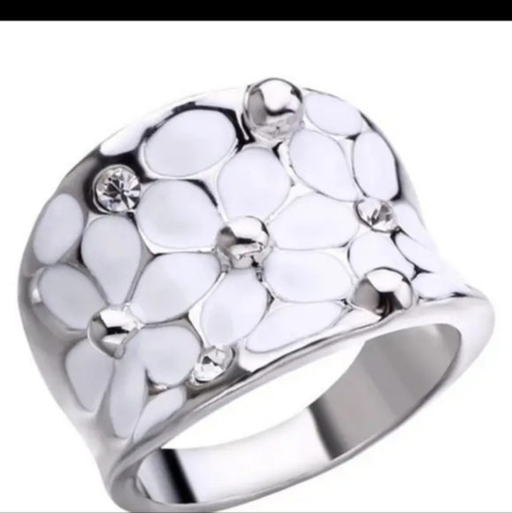 Gorgeous must have fashion Jewelry. Silver white petal ring. Stunning. - Picture 2 of 7